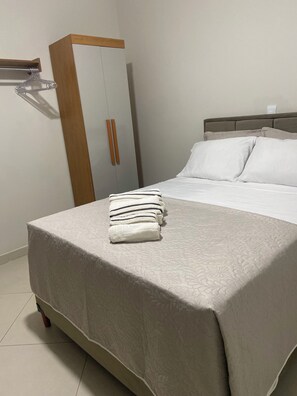 1 habitación, tabla de planchar con plancha, wifi y ropa de cama 
