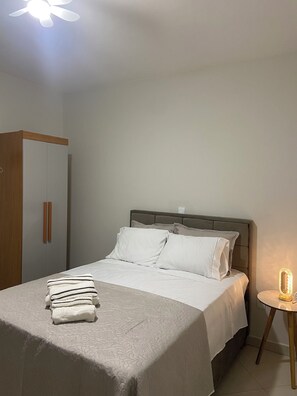 1 habitación, tabla de planchar con plancha, wifi y ropa de cama 