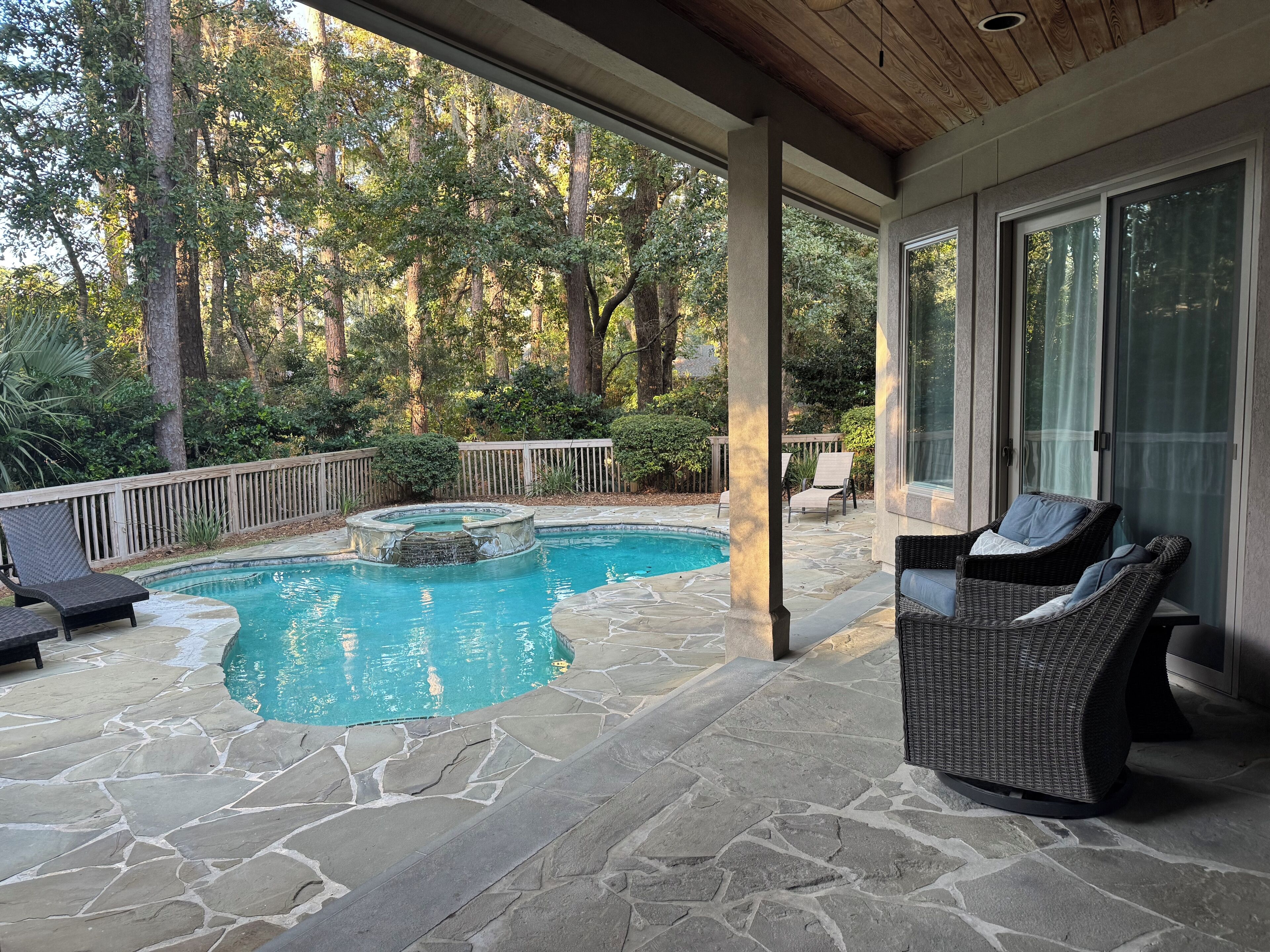 Una piscina al aire libre, una piscina climatizada