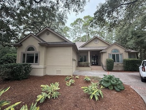 Exterior - Beach 1/2 mile!Private backyard with pool/spa!Fenced Yard! (Hilton Head Island)