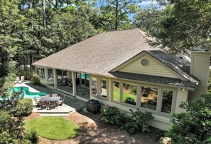 Exterior - Beach 1/2 mile walk!Private backyard with pool spa!Dog friendly! (Hilton Head Island)
