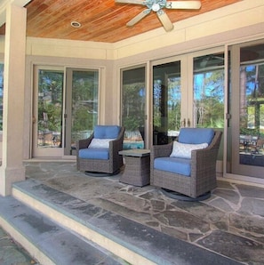 Terrace/patio - Beach 1/2 mile!Private backyard with pool/spa!Fenced Yard! (Hilton Head Island)