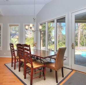 Dining - Beach 1/2 mile walk!Private backyard with pool spa!Dog friendly! (Hilton Head Island)