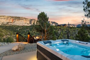 Outdoor spa tub - The Vue: Perfect Base for Zion & Bryce Adventures (Orderville)