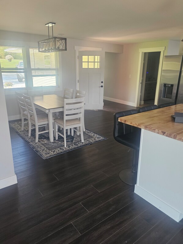 Dining - Spacious 4-bedroom estate in lovely Edinboro . Walking distance to the lake. (Edinboro)