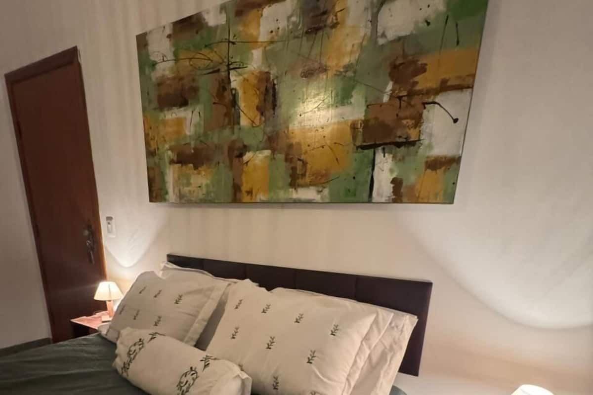 Deluxe suite, uitzicht op binnenplaats | Individueel gedecoreerd, een strijkplank/strijkijzer, gratis wifi