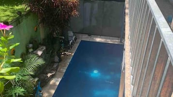 Quarto triplo básico, sacada, vista para o jardim | Vista para o jardim