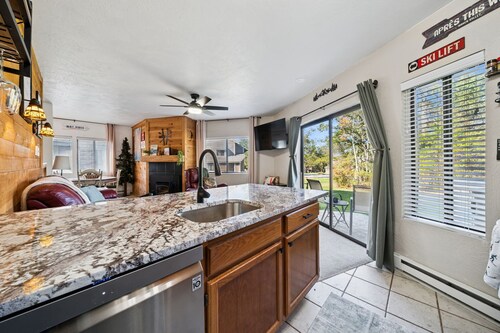 Charming 2-bedroom condo short walk to main lift