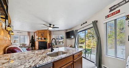 Charming 2-bedroom condo short walk to main lift