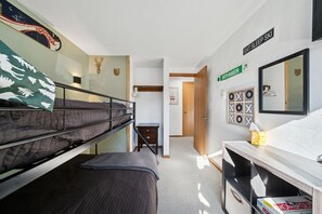 2 bedrooms, travel cot, free WiFi, bed sheets