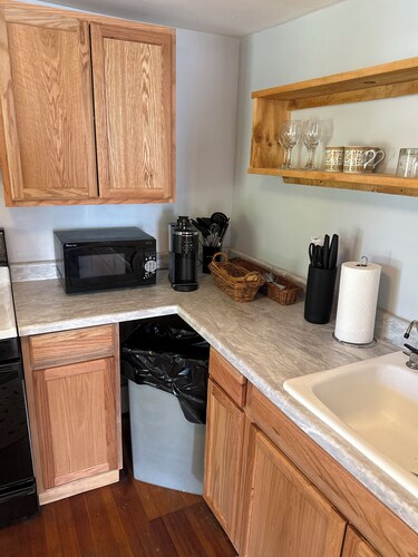 Charming 2-bedroom apartment in lovely Rosendale, just off the rail trai.