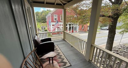 Charming 2-bedroom apartment in lovely Rosendale, just off the rail trai.