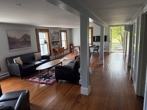 Charming 2-bedroom apartment in lovely Rosendale, just off the rail trai.