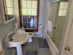 Hair dryer, towels, soap, toilet paper - Charming 2-bedroom apartment in lovely Rosendale, just off the rail trai. (Rosendale)