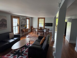 TV, fireplace - Charming 2-bedroom apartment in lovely Rosendale, just off the rail trai. (Rosendale)