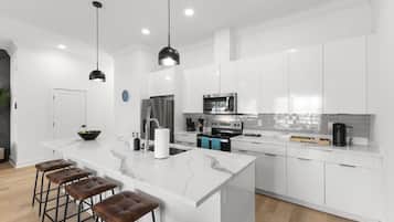 Réfrigérateur, four à micro-ondes, un four, surface de cuisson