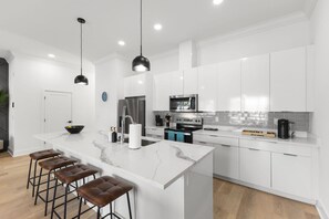 Fridge, microwave, oven, stovetop - NEW! Columbus Cove | Luxury Furniture | 85` TV | Game Room | NFL Package (Tampa)