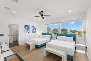 3 bedrooms, desk, iron/ironing board, travel cot - NEW! Columbus Cove | Luxury Furniture | 85` TV | Game Room | NFL Package (Tampa)