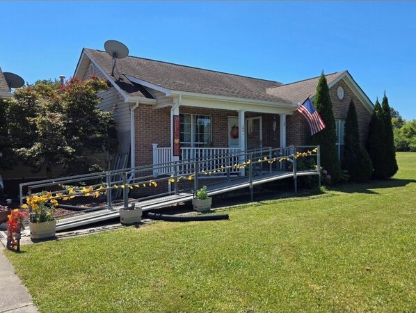Exterior - Lil house in Ringgold, Ga, pet friendly and 5 minutes from Chattanooa, Tn (Ringgold)