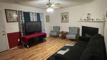 Smart-TV, Kamin, DVD-Player