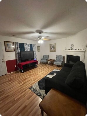 Smart-tv, een open haard en een dvd-speler