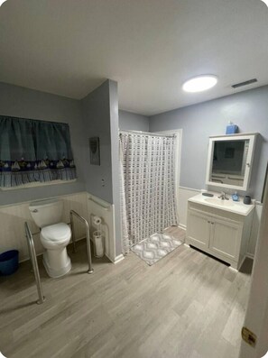 Assecador de cabells, tovalloles i paper higiènic 