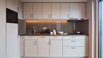 Kühlschrank, Mikrowelle, Geschirrspüler, Wasserkocher