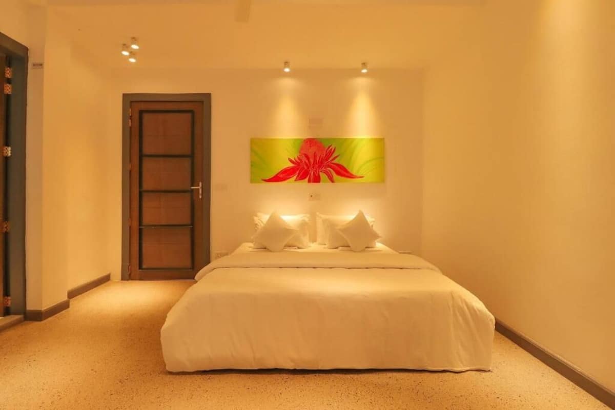 Apartamento superior, balcón, vistas a la ciudad | Caja fuerte, sistema de insonorización, wifi gratis