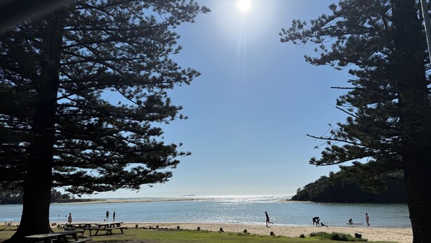 A beach with picnic tables and a clear view of the water. - Moonee Stayz - Bungalow 5 (Moonee Beach)