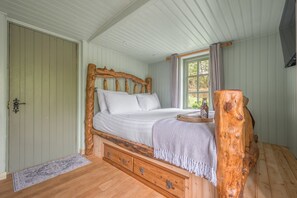 1 bedroom, free WiFi, bed sheets - Juniper Lodge, Shepherd's Hut  for 2 in the Lake District with exclusive hot tub (Coniston)