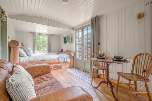 Bluebell Lodge, Lake District Shepherd's Hut for 2