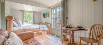 Bluebell Lodge, Lake District Shepherd's Hut for 2