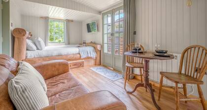 Bluebell Lodge, Lake District Shepherd's Hut for 2