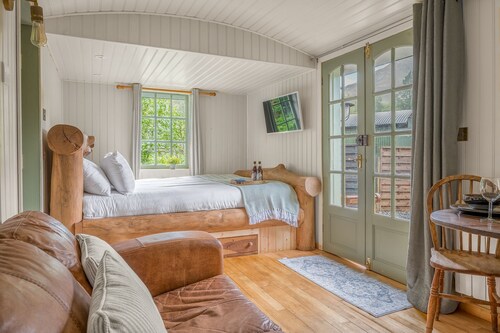 Bluebell Lodge, Lake District Shepherd's Hut for 2 with hot tub
