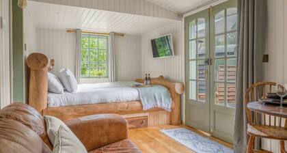 Bluebell Lodge, Lake District Shepherd's Hut for 2 with hot tub