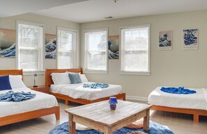 7 habitaciones, escritorio y tabla de planchar con plancha