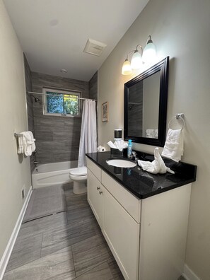 Haartrockner, Bidet, Handtücher, Seife