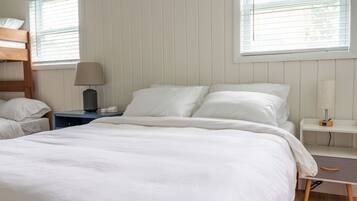 2 bedrooms, iron/ironing board, WiFi, bed sheets