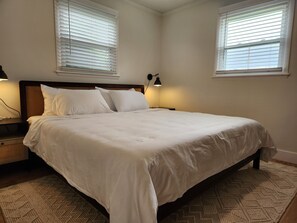 2 makuuhuonetta, työpöytä, silitysrauta/-lauta, ilmainen Wi-Fi