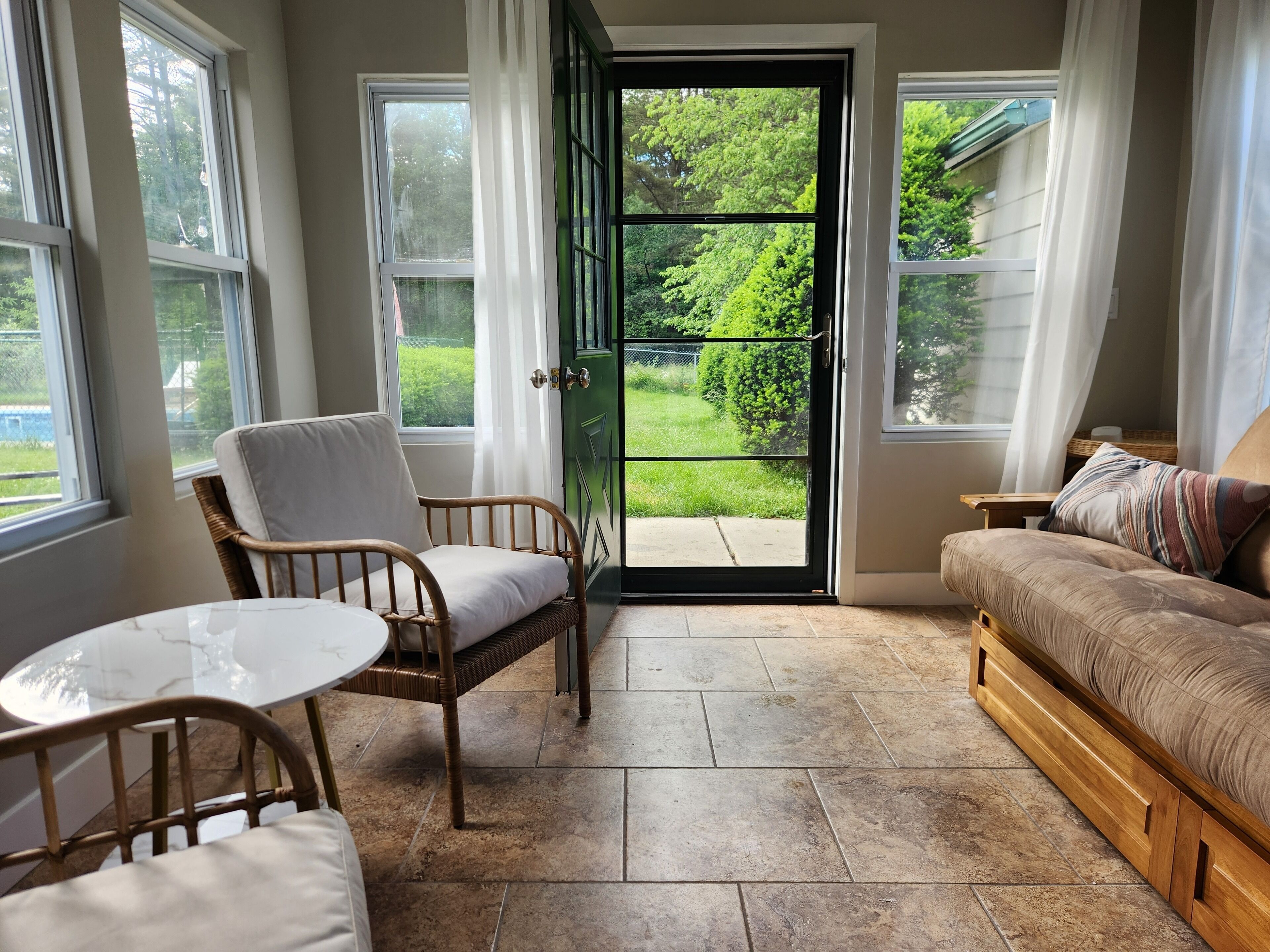 智能电视、壁炉、音乐库