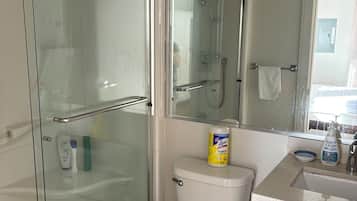 Regadera, secadora de cabello, toallas, papel de baño