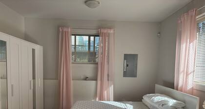 5 min walk to beach- Independent Bedroom with Private Full Bathroom and Entrance