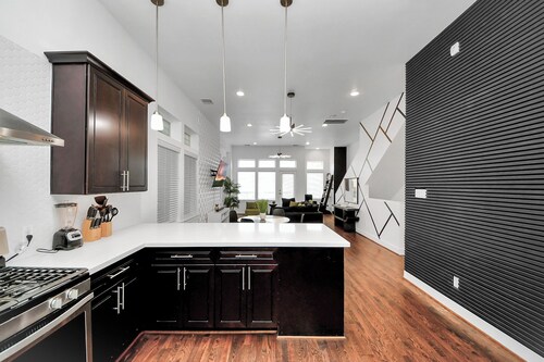 Stylish Rooftop East Downtown 3BR Near Everything