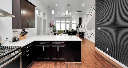 Stylish Rooftop East Downtown 3BR Near Everything