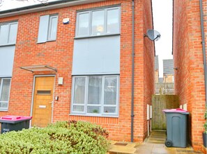Exterior - Modern 2 bed House Close To City (Manchester)