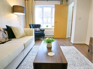 Living area - Modern 2 bed House Close To City (Manchester)
