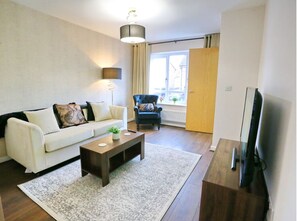 Living area - Modern 2 bed House Close To City (Manchester)