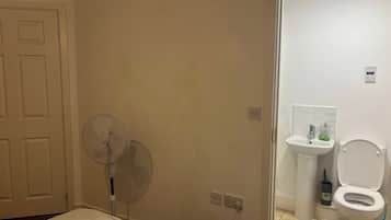 Een douche, een haardroger, handdoeken