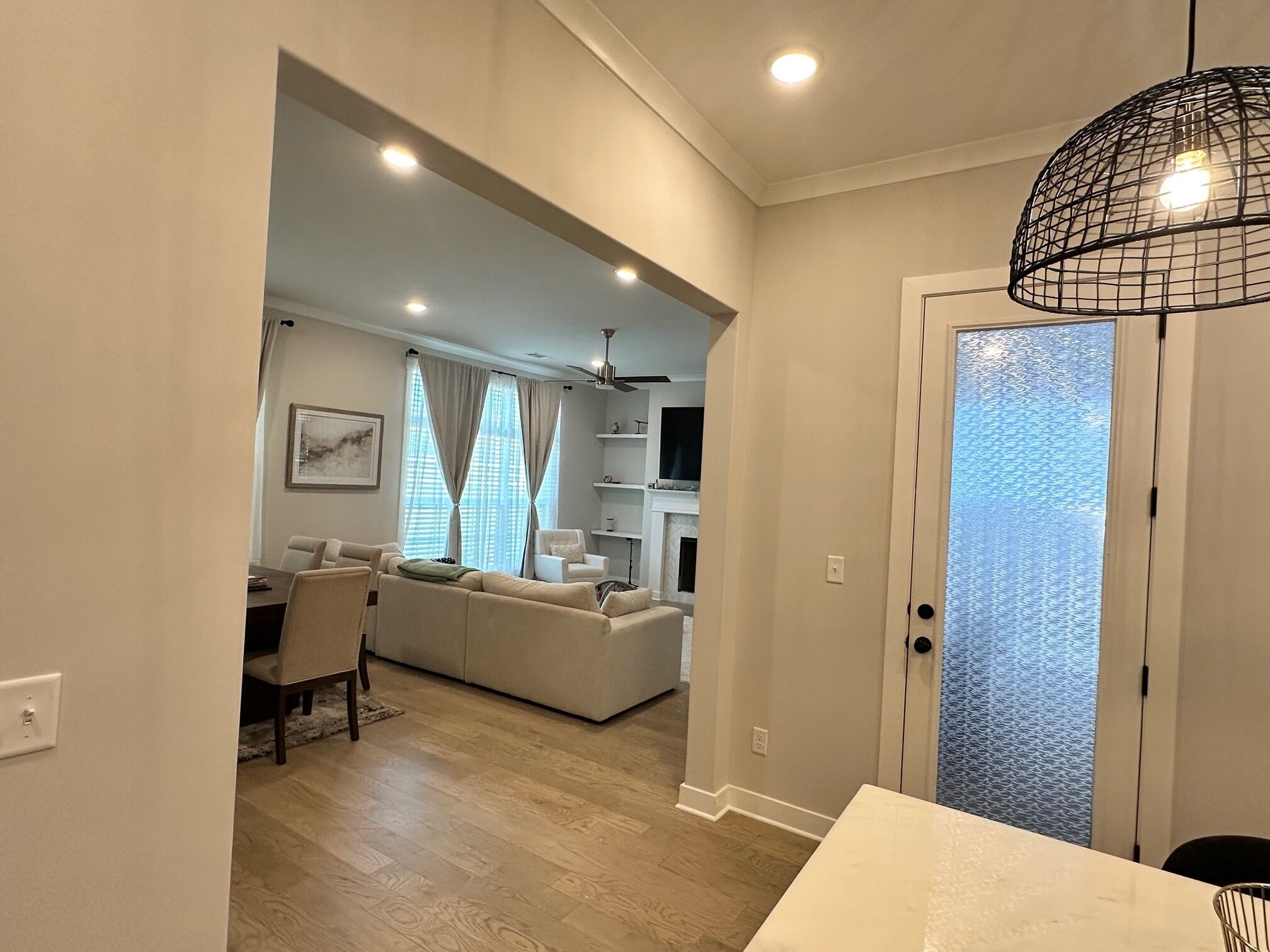 Smart TV, fireplace, ping pong, books