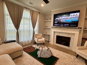 Smart TV, chimenea, tenis de mesa y libros 